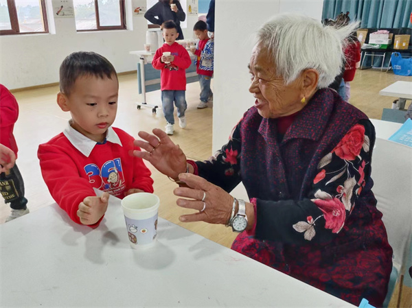 双流区彭镇木樨社区： “社校”联动庆重阳，真情互动温暖老人心