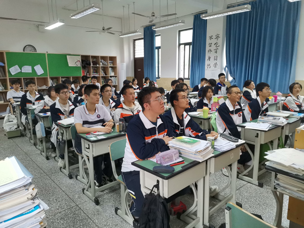 乐山一中主题团日活动：“奋进青春”