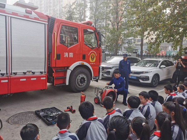 消防体验零距离，致敬最美逆行者——邯郸市丛台区连城小学参观丛台北路消防救援站