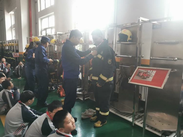 消防体验零距离，致敬最美逆行者——邯郸市丛台区连城小学参观丛台北路消防救援站