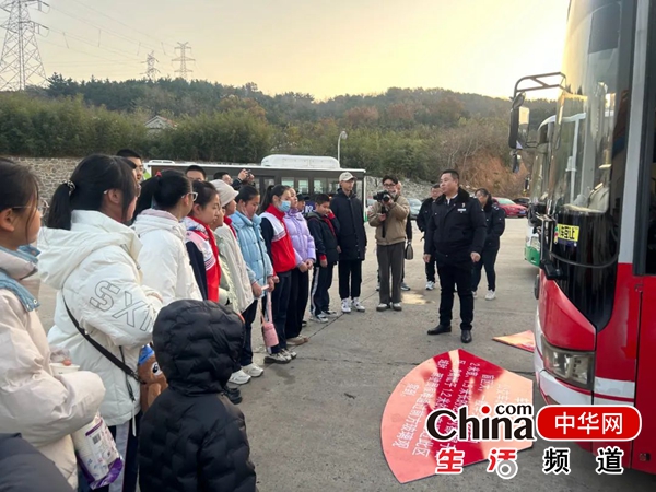 烟台公交集团莱山区公司举办“公交开放日” 市民“零距离”感受公交文化