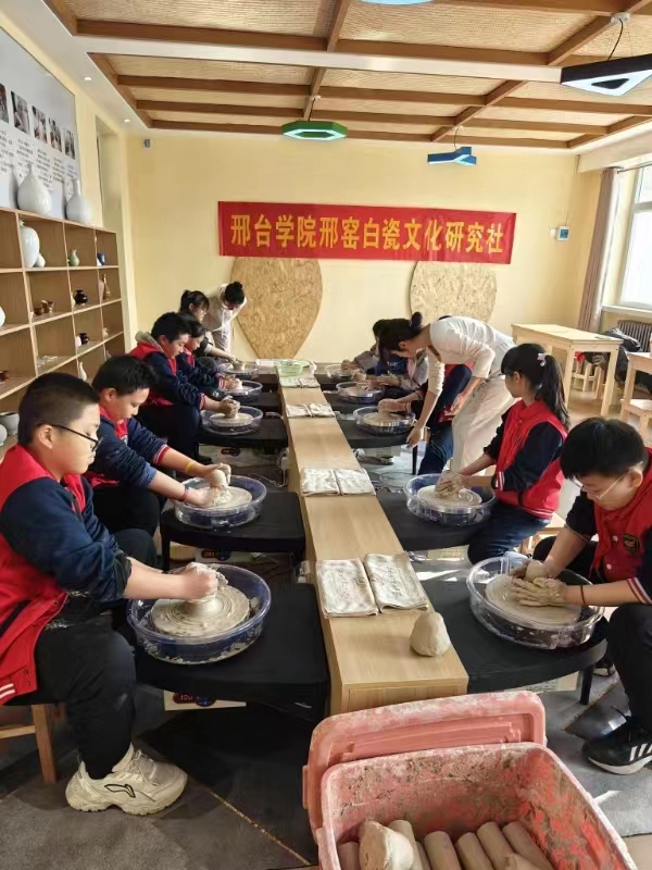 【校园动态】邢台历史文化进校园实践教育基地暨邢窑陶瓷烧制技术培训基地授牌仪式在邢台市第二十三中学举行
