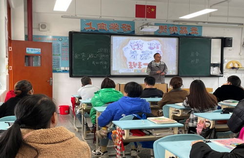彭州市红岩学校召开“家校携手，让爱与教育同行”家长会