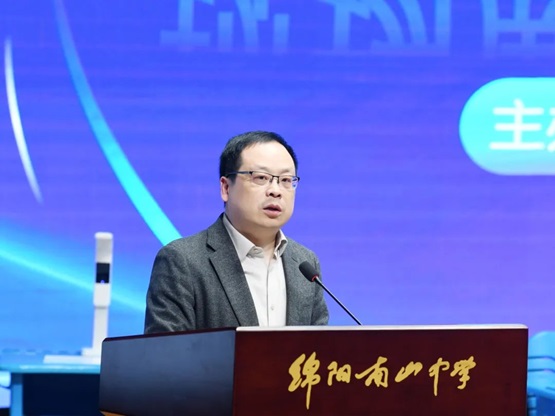 “教”以潜心、 “研”以致远