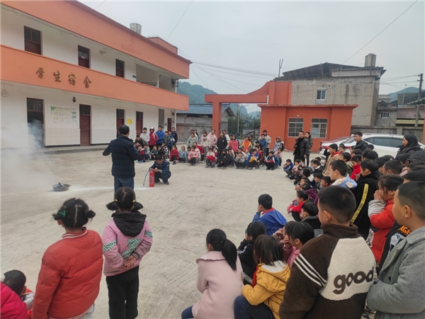 兴隆镇八穴小学校开展消防、地震综合演练