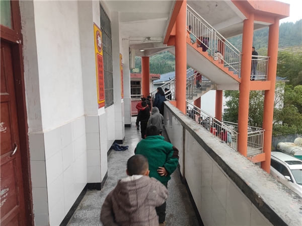 兴隆镇八穴小学校开展消防、地震综合演练