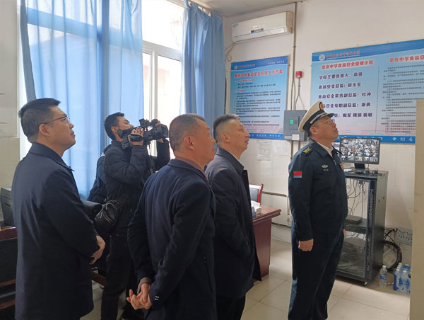 成都市委常委郭杉到崇庆中学调研