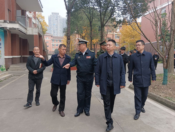 成都市委常委郭杉到崇庆中学调研