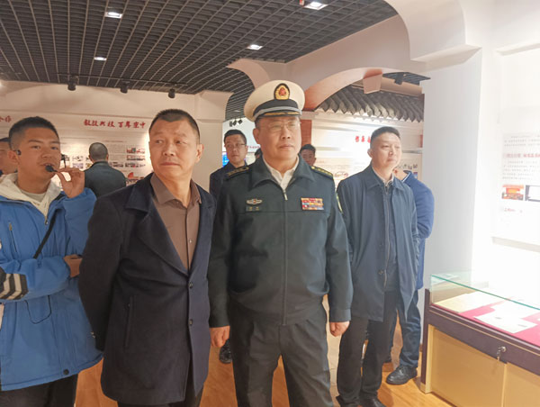 成都市委常委郭杉到崇庆中学调研