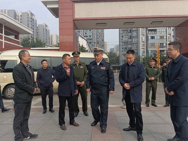 成都市委常委郭杉到崇庆中学调研