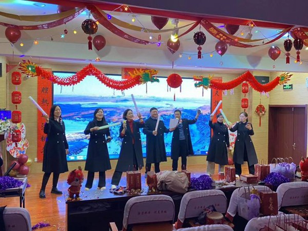 庆元旦潮启新年，超别样嗨翻全场——-邯郸市丛台区安居实验小学教师元旦联欢活动