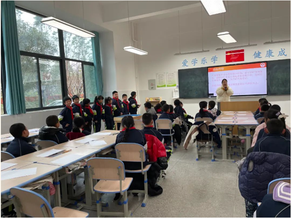 成都市新都区木兰小学开展心理沙盘团辅活动