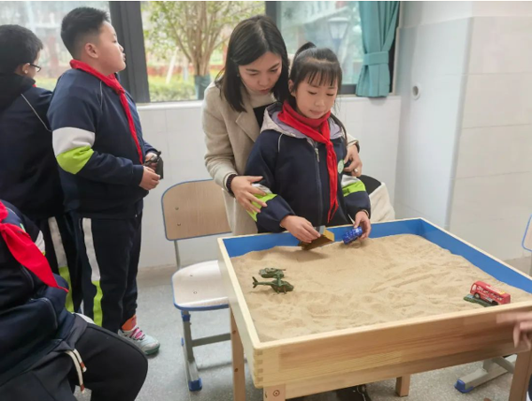 成都市新都区木兰小学开展心理沙盘团辅活动