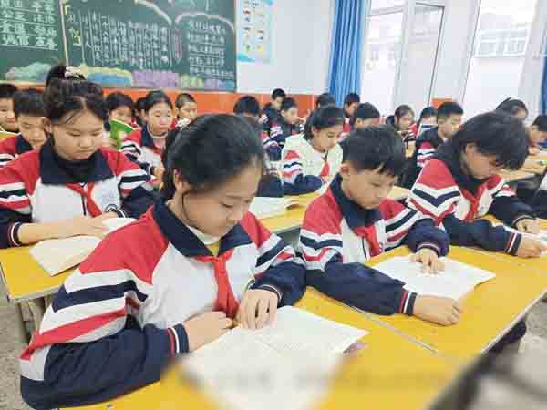 邯郸市邯山区明珠实验小学“十百千万”书香阅读工程之书香班级风采展示-----六年级5班