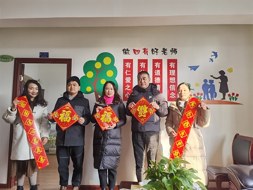 彭州航空动力园区实验小学党支部开展慰问退役军人和现役军人家属活动