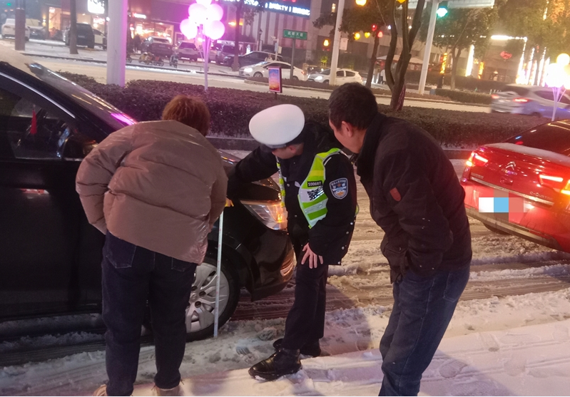 常德公安交警直属四大队：迅速反应战风雪 全警出动保畅安