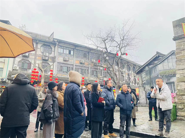 彭镇老街商家代表走进都江堰南桥社区：从治水之智看治理之变