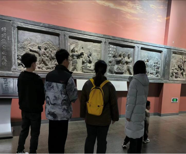 “渲”染红色氛围，“讲”述革命精神