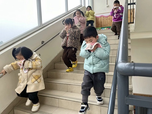 彭州市三界幼儿园开展消防疏散演练