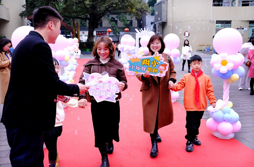 百廿附小路 巾帼绽芳华——眉师附小“三八”活动浪漫与惊喜相伴