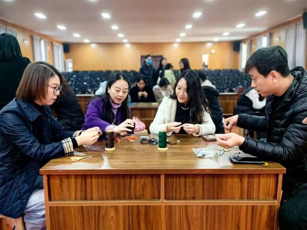 巾帼指尖展风采 巧手编织幸福梦——邯郸市丛台区荀子实验第四小学“三八国际妇女节”主题活动