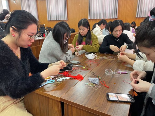 巾帼指尖展风采 巧手编织幸福梦——邯郸市丛台区荀子实验第四小学“三八国际妇女节”主题活动