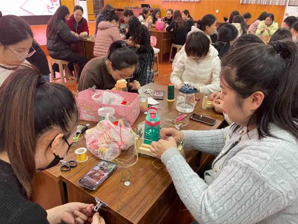 巾帼指尖展风采 巧手编织幸福梦——邯郸市丛台区荀子实验第四小学“三八国际妇女节”主题活动
