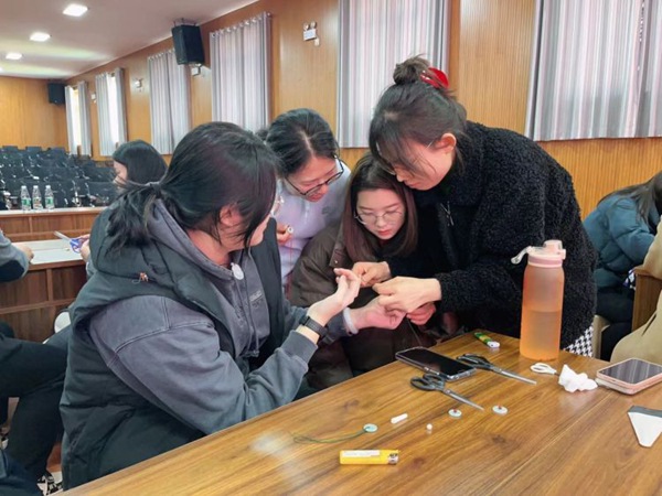 巾帼指尖展风采 巧手编织幸福梦——邯郸市丛台区荀子实验第四小学“三八国际妇女节”主题活动