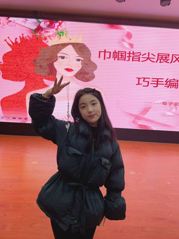 巾帼指尖展风采 巧手编织幸福梦——邯郸市丛台区荀子实验第四小学“三八国际妇女节”主题活动