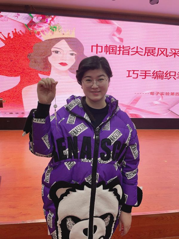 巾帼指尖展风采 巧手编织幸福梦——邯郸市丛台区荀子实验第四小学“三八国际妇女节”主题活动