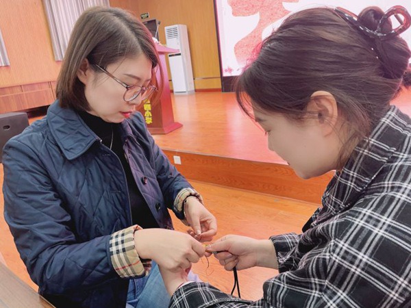 【荀启华章 肆意绽放】巾帼指尖展风采 巧手编织幸福梦——邯郸市丛台区荀子实验第四小学“三八国际妇女节”主题活动