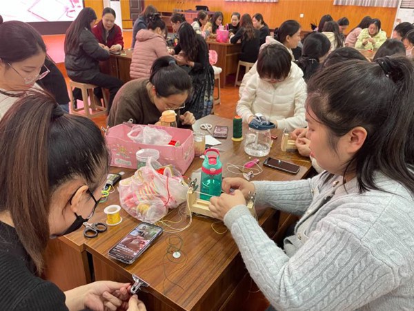 【荀启华章 肆意绽放】巾帼指尖展风采 巧手编织幸福梦——邯郸市丛台区荀子实验第四小学“三八国际妇女节”主题活动