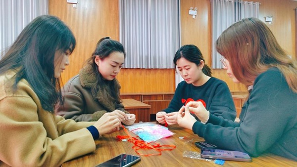 【荀启华章 肆意绽放】巾帼指尖展风采 巧手编织幸福梦——邯郸市丛台区荀子实验第四小学“三八国际妇女节”主题活动