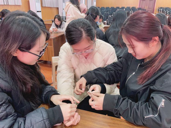 【荀启华章 肆意绽放】巾帼指尖展风采 巧手编织幸福梦——邯郸市丛台区荀子实验第四小学“三八国际妇女节”主题活动