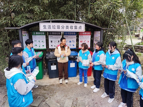 传承雷锋精神  争做彭派少年——成都石化工业学校化工科开展学雷锋系列活动