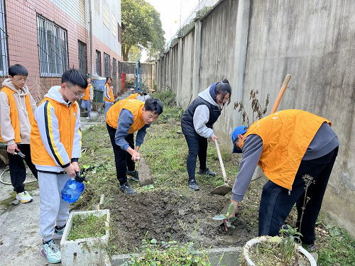 “植”此春日，种下绿意——彭州航空动力园区实验中学师生开展春季植树活动
