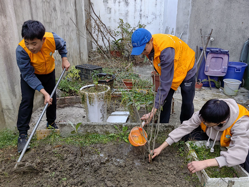 “植”此春日，种下绿意——彭州航空动力园区实验中学师生开展春季植树活动