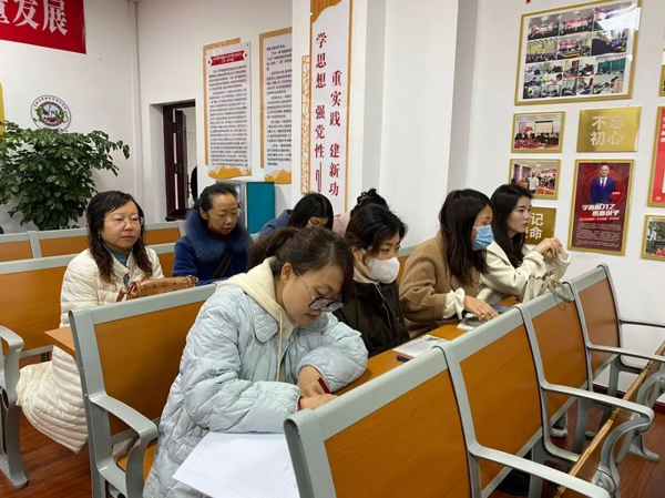 成都市新都区东湖中学综合组开展教研活动