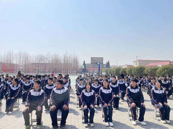 预防校园欺凌 共建和谐校园一一邯郸市丛台区北湖中学举办预防校园欺凌法治讲座