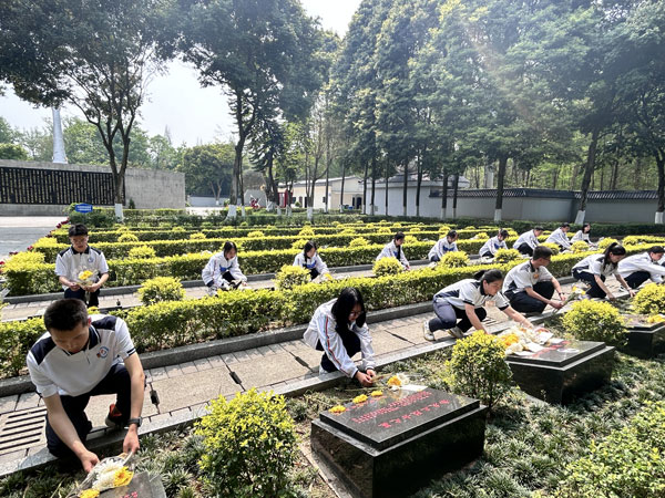 崇州市蜀城中学开展“铸魂•2024•清明祭英烈”活动