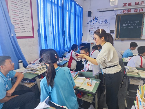 专家引领促发展  助力教师提素养——彭州市隆丰中学开展大思政课建设专题研讨活动