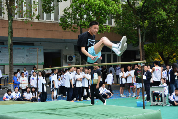 展现青春自信 增强运动魅力  ——蜀城中学第二十二届学生运动会隆重举行
