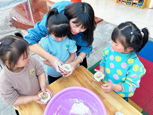 清明祭先烈，丰碑励童心——四川省彭州市龙门山幼儿园清明节主题活动
