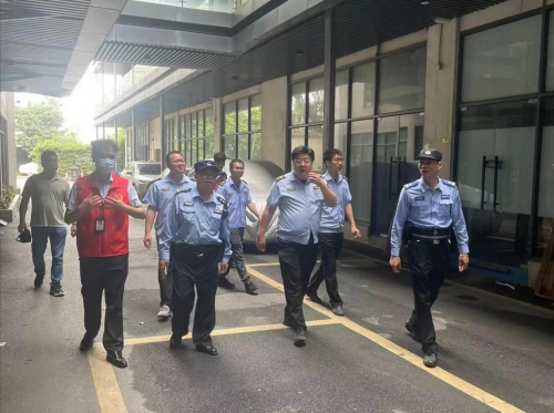 广州白云：鹤龙街开展烟花爆竹“打非”行动