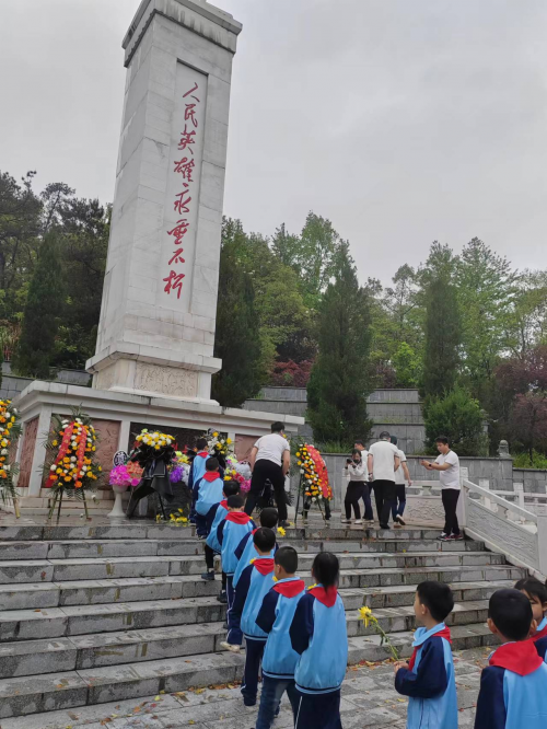 清明“童”行祭英烈，争当明翰后来人