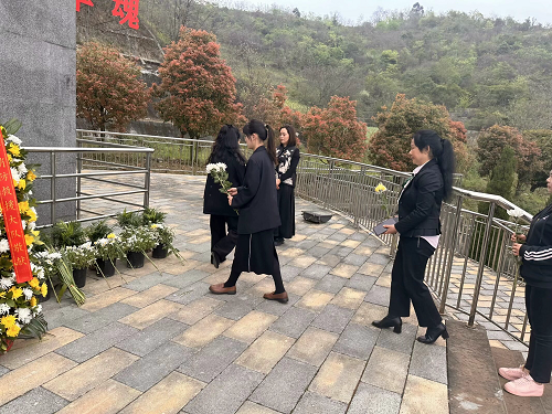 缅怀英烈伟绩 赓续红色基因——彭州市隆丰幼儿园党支部清明节党日活动