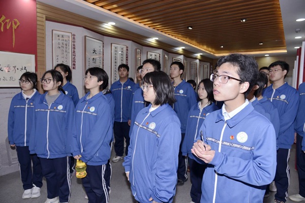 缅怀革命先烈 弘扬革命精神——邯郸市第五中学清明谒陵活动