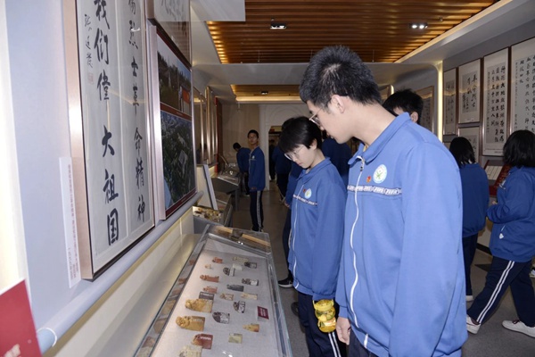 缅怀革命先烈 弘扬革命精神——邯郸市第五中学清明谒陵活动
