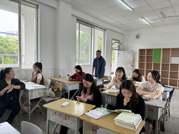 乐山一中：凝心聚力，研而致远