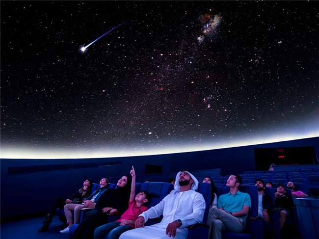 沙迦天文馆巨型天幕让裸眼观星变得轻而易举,圆孩子一个太空梦!
